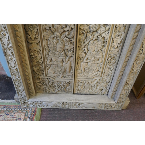 467 - Intricately carved pair of Eastern doors and doorframe - Approx size: Width of frame: 94cm H: 197cm