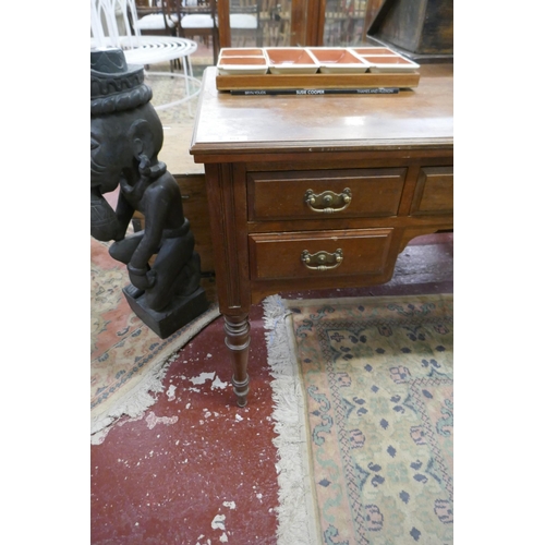 484 - Antique knee hole desk - Approx size: W: 122cm D: 61cm H: 75cm