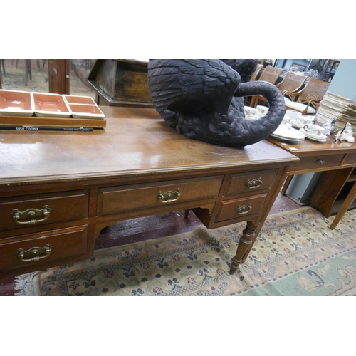 484 - Antique knee hole desk - Approx size: W: 122cm D: 61cm H: 75cm