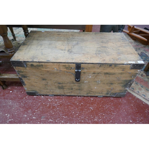 498 - Large wooden trunk - Approx size: W: 92cm D: 49cm H: 41cm