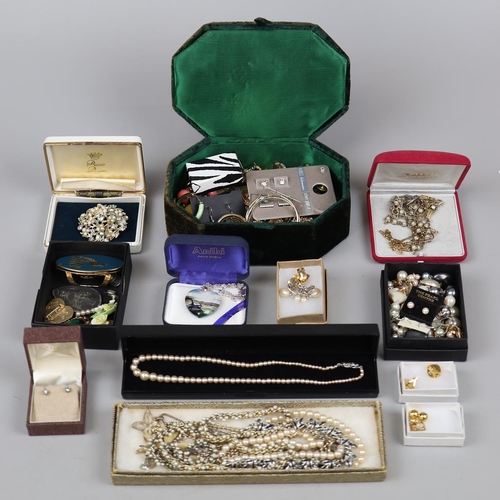 112 - Collection of vintage costume jewellery