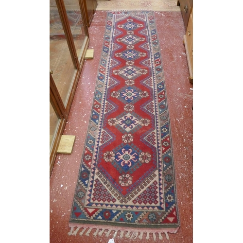551 - Red patterned runner - Approx 292cm x 68cm