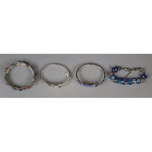 87 - Collection of jewellery to include silver