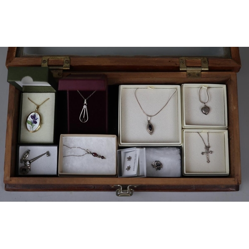 95 - Collection of silver jewellery in display case