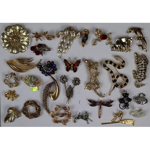 96 - Collection of vintage brooches