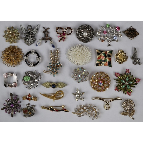 97 - Collection of vintage brooches