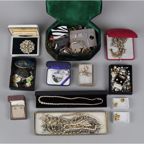 112 - Collection of vintage costume jewellery