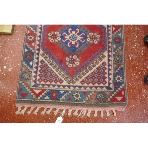551 - Red patterned runner - Approx 292cm x 68cm