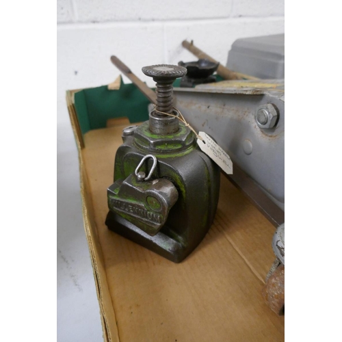 140 - Large trolley jack & a vintage bottle jack