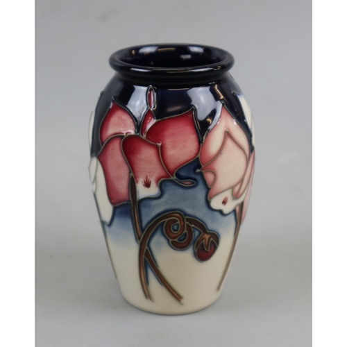 207 - Small Moorcroft vase - Approx height: 11cm