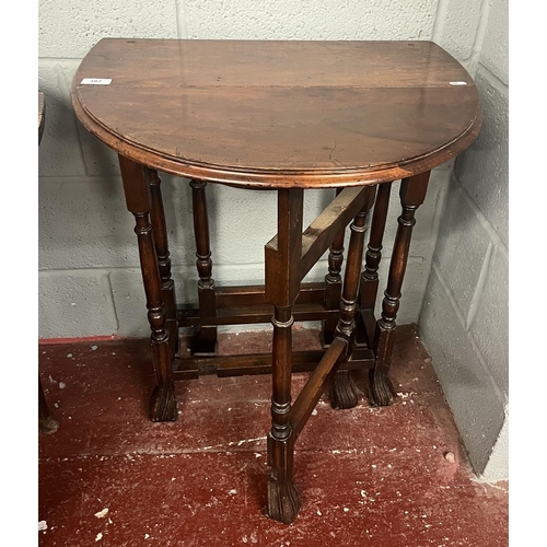 387 - Small oak gateleg table