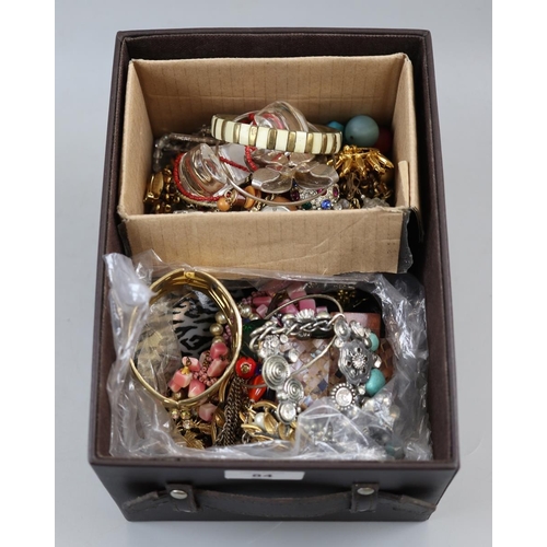 84 - Collection of costume jewellery