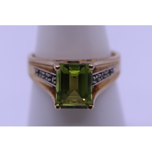 25 - 9ct gold peridot & diamond ring - Size O