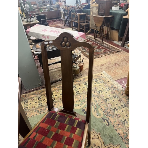 389 - Mahogany wind out dining room table together with 6 chairs and a carver marked Piggott - Approx size... 