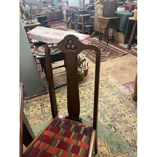 389 - Mahogany wind out dining room table together with 6 chairs and a carver marked Piggott - Approx size... 