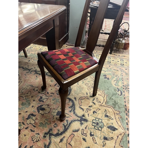 389 - Mahogany wind out dining room table together with 6 chairs and a carver marked Piggott - Approx size... 