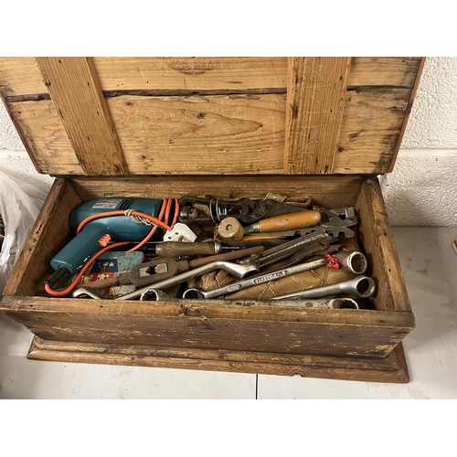 404 - Wooden toolbox and contents