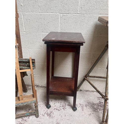 534 - 3 revolving sculptors table stand