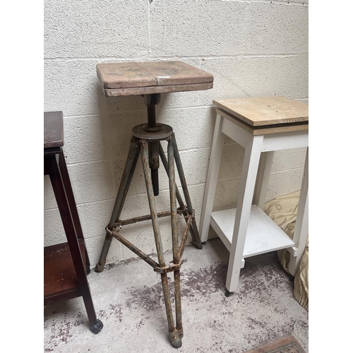 534 - 3 revolving sculptors table stand