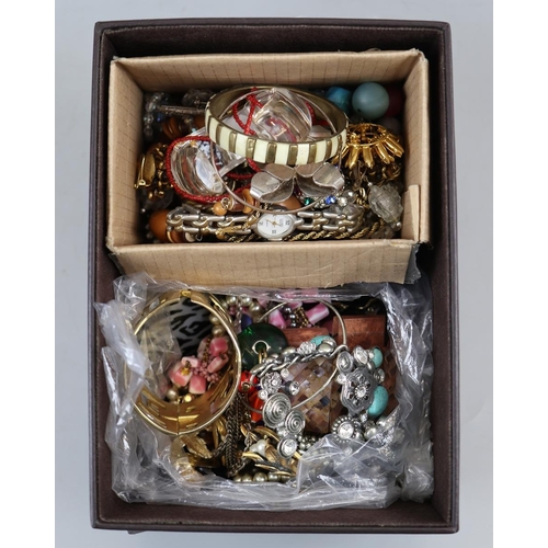 84 - Collection of costume jewellery