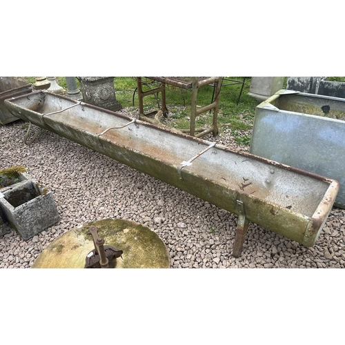 132 - Long metal feeder