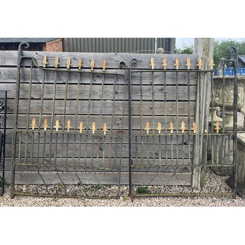 235 - Large pair of metal driveway gates - Overall approx width: 292cm H: 213cm