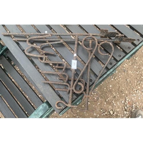 446 - 2 metal wall brackets