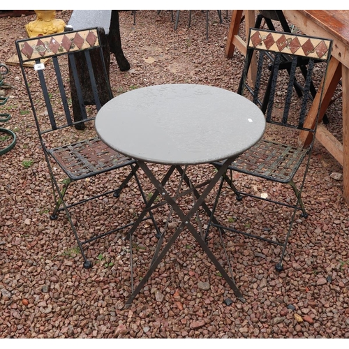 462 - Small metal bistro table and 2 chairs