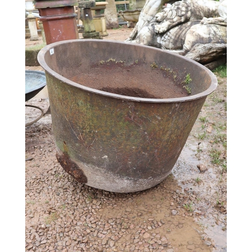 548 - Heavy cast iron cauldron