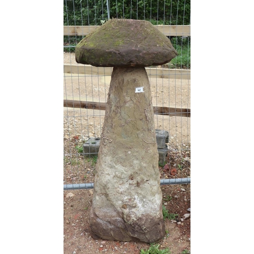 557 - Tall antique staddle stone - Approx height: 128cm