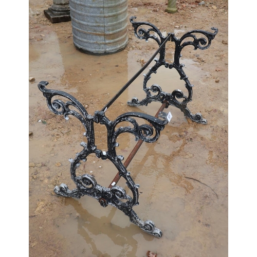 577 - Cast iron table base - Approx size: L 96cm W 56cm H 67cm