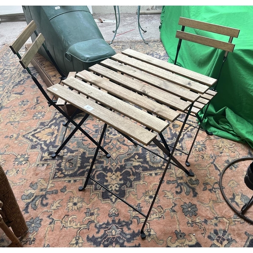 627 - Folding bistro table with 2 chairs