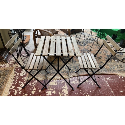 628 - Folding bistro table with 2 chairs