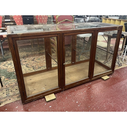 647 - Very large museum display case - Approx size: W: 183cm D: 71cm H: 102cm