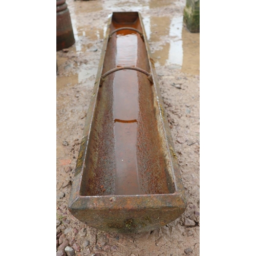 519 - Small cast iron feeding trough