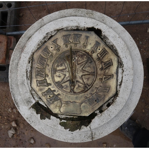 564 - Large stone sundial - Approx height: 117cm