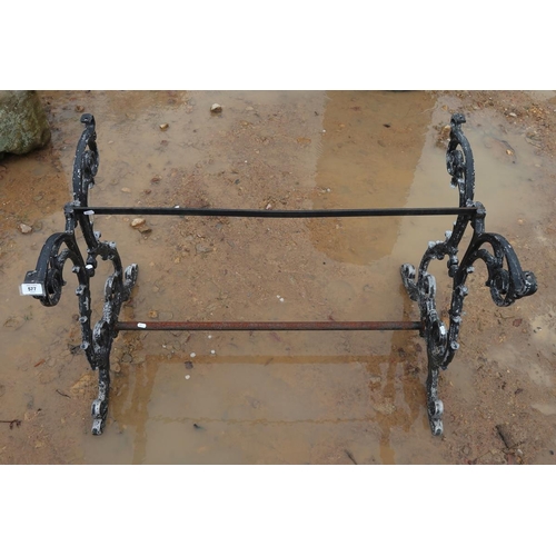 577 - Cast iron table base - Approx size: L 96cm W 56cm H 67cm