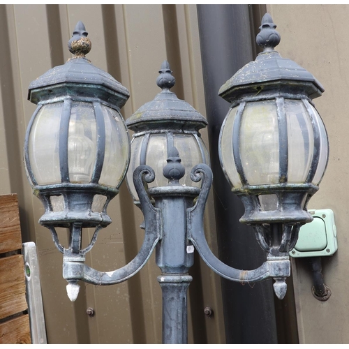 579 - Decorative street light