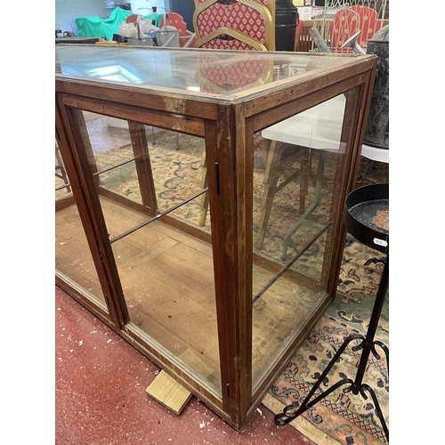 647 - Very large museum display case - Approx size: W: 183cm D: 71cm H: 102cm