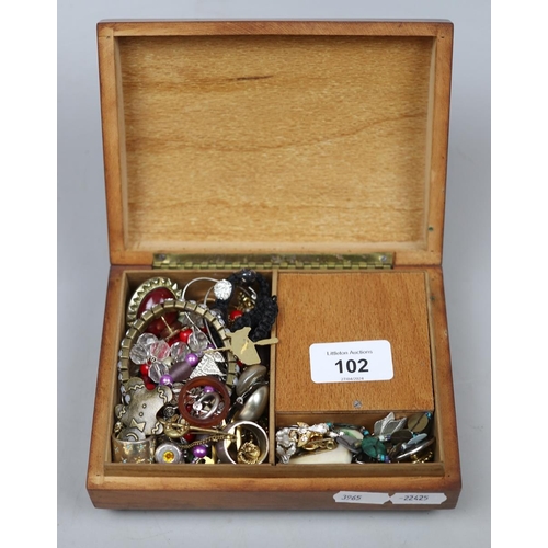 102 - Collection of jewellery in musical box