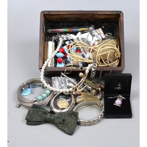 105 - Collection of costume jewellery