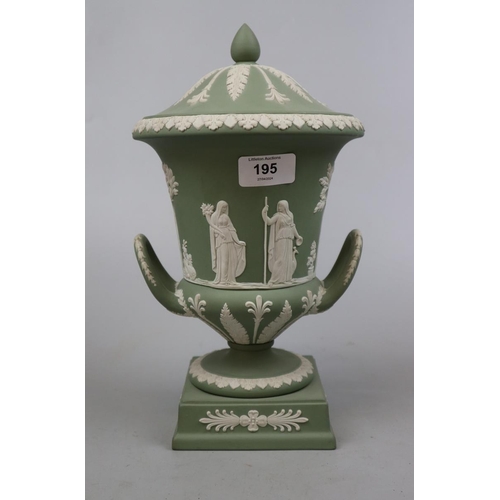 195 - Large green Wedgwood urn - Approx height: 30cm