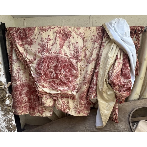 449 - Pair of Clive Christian curtains with liners from stately home - Cream and red silk, this pattern cu... 