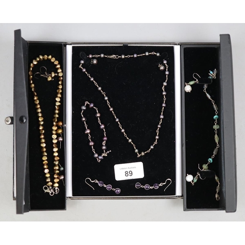 89 - Collection of jewellery to include a Belinda Terry necklace and earring set