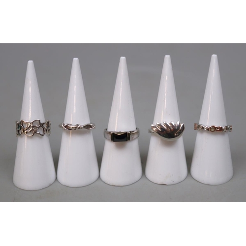 99 - Collection of silver rings