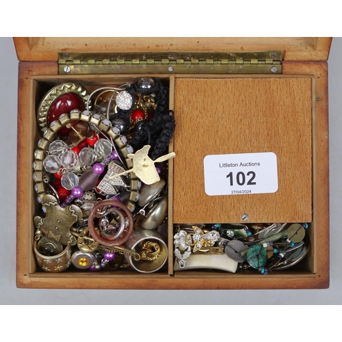 102 - Collection of jewellery in musical box
