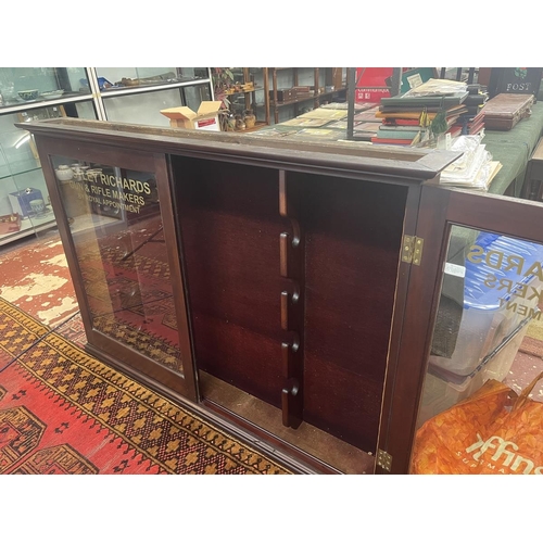 255 - Antique gun cabinet - Approx size: W: 139cm D: 19cm H: 95cm