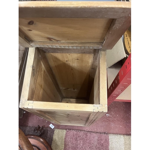 295 - Wooden baguette bin