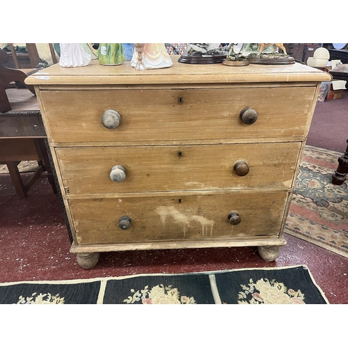 411 - Antique pine chest of 3 drawers - Approx size: W: 95cm D: 52cm H: 85cm