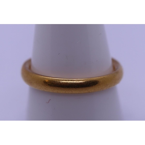67 - 22ct gold gents wedding band - Approx 6g size R